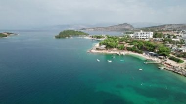 Arnavutluk 'taki Ksamil Adaları' nda Turkuaz Suyu ile Havacılık Manzarası Egzotik Plajı