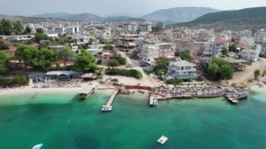 Arnavutluk 'taki Ksamil Adaları' nda Turkuaz Suyu ile Havacılık Manzarası Egzotik Plajı