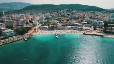 Arnavutluk 'taki Ksamil Adaları' nda Turkuaz Suyu ile Havacılık Manzarası Egzotik Plajı