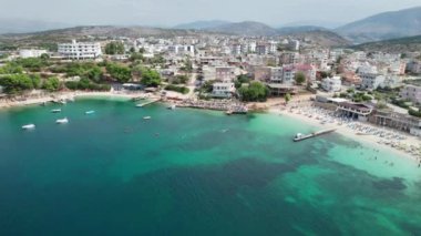 Arnavutluk 'taki Ksamil Adaları' nda Turkuaz Suyu ile Havacılık Manzarası Egzotik Plajı