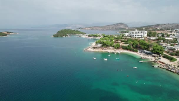 Widok z lotu ptaka Plaża z turkusową wodą w Albanii, Wyspy Ksamil — Wideo stockowe