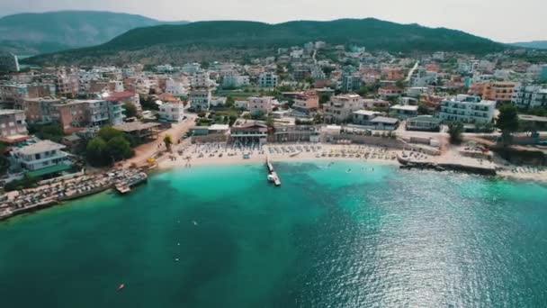 アルバニア、 Ksamil諸島のターコイズブルーの水を持つ空中ビューエキゾチックなビーチ — ストック動画