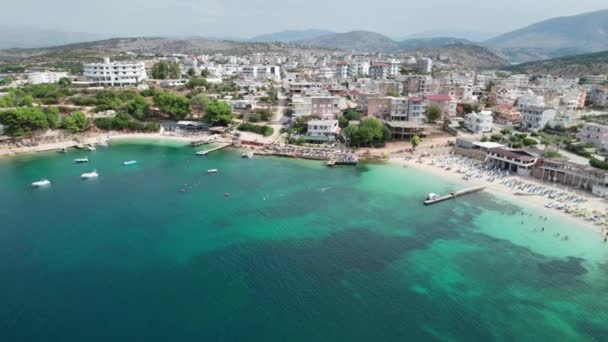 Uitzicht vanuit de lucht Exotisch strand met turkoois water in Albanië, Ksamil eilanden — Stockvideo
