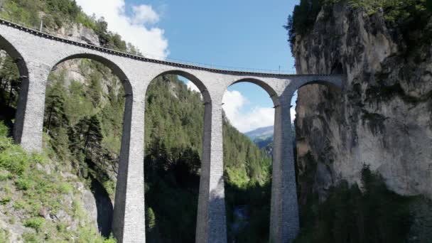 Flygfoto över Landwasser Viaduct i de schweiziska alperna på sommaren — Stockvideo