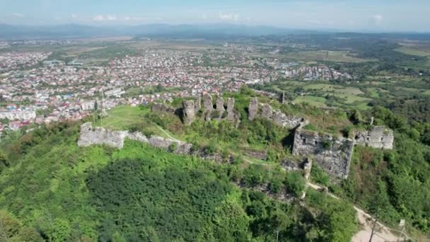 El castillo de Khust en Transcarpathia, vista aérea, oeste de Ucrania — Vídeos de Stock