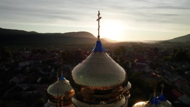 Zlatý kostel kříž proti západu slunce, letecký pohled, majestátní chrám na Ukrajině — Stock video