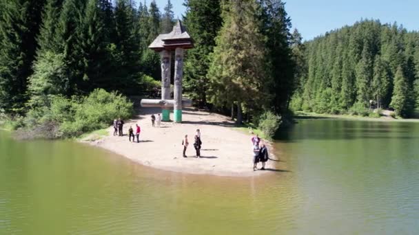 Vista aérea del lago Synevyr en Cárpatos, Ucrania, Europa — Vídeo de stock