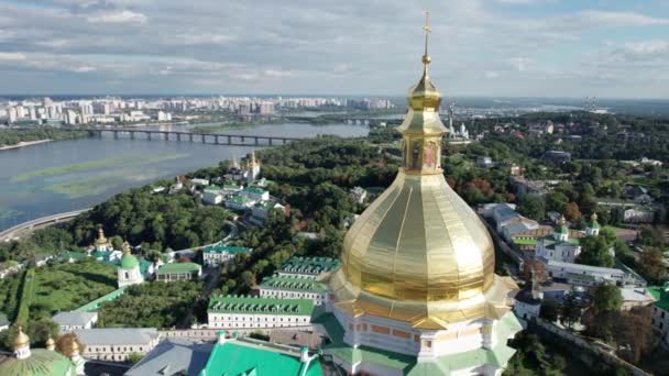 基辅Pechersk Lavra, Great Lavra Bell Tower, Orthodox Monastery的空中景观 — 图库视频影像