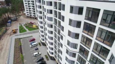 Orman Bölgesindeki Yeni Çağdaş Çok Katlı Binanın Havadan Görünümü