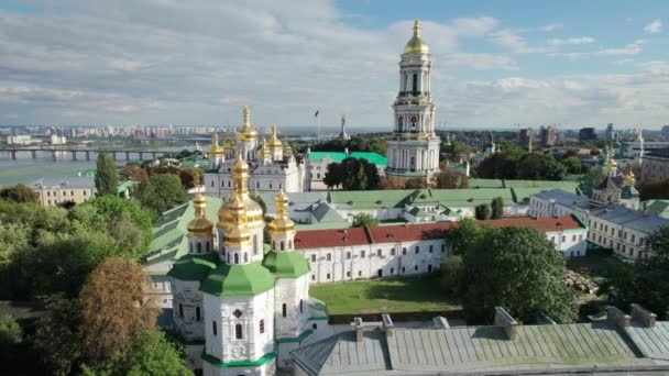 Vista aérea de Kiev Pechersk Lavra, gran campanario de Lavra, monasterio ortodoxo — Vídeos de Stock