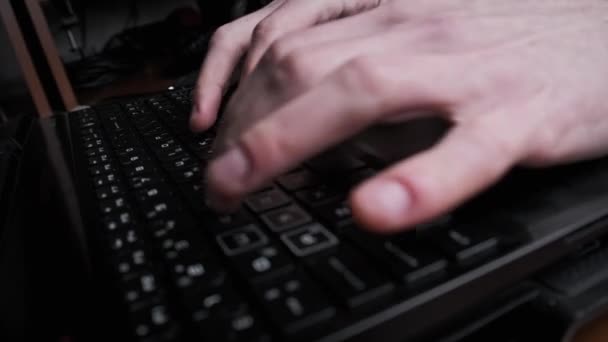 Escribir texto en el teclado del ordenador portátil, Hombres Manos Pulse las teclas negras del ordenador portátil — Vídeo de stock