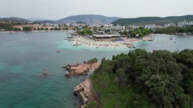 Arnavutluk 'un Turkuaz Suyu ile Ksamil Adalarındaki Tropikal Plajın Hava Görüntüsü