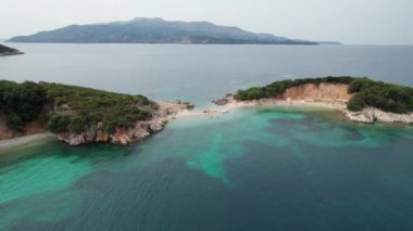 Arnavutluk 'un Turkuaz Suyu ile Ksamil Adalarındaki Tropikal Plajın Hava Görüntüsü