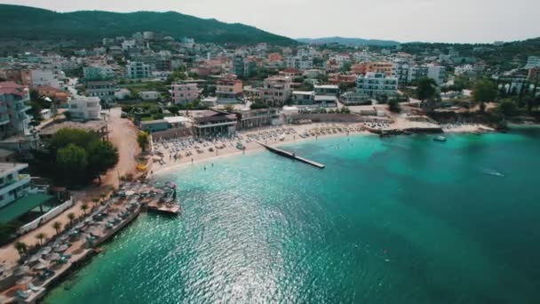 Widok z lotu ptaka Plaża z turkusową wodą w Albanii, Wyspy Ksamil — Wideo stockowe