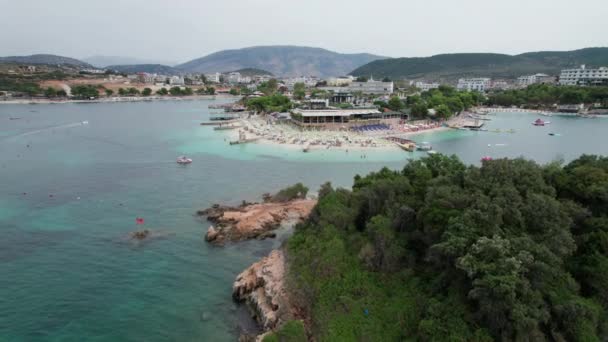 Veduta aerea della spiaggia tropicale delle isole Ksamil con acqua turchese, Albania — Video Stock