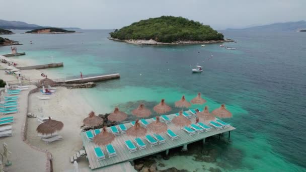 Azure Beach mit leeren Liegestühlen, Balkanküste Ionisches Meer Albanien — Stockvideo