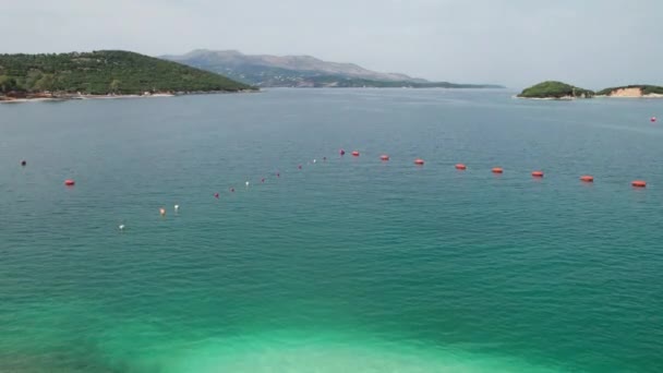 Vista aerea Spiaggia azzurra con lettini prendisole vuoti, costa balcanica Mar Ionio Albania — Video Stock