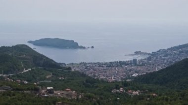 Karadağ 'ın yukarısından Adriyatik Denizi yakınlarındaki Budva kentinin panoramik manzarası