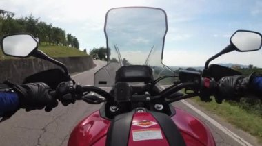 POV Biker İtalya 'da Üzüm bağları Tarlaları Arasında Motosiklet Sürüyor