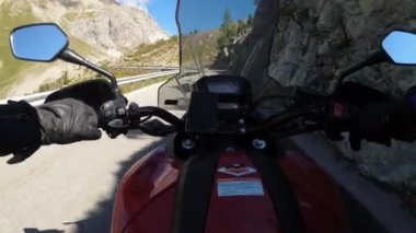 İsviçre Alplerinde Scenic Mountain Pass, Moto Trip 'te motosikletle POV Bisikletli Turları