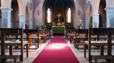 İçi boş Katolik Katedrali, Dua için ahşap banklar, Kilise İçi