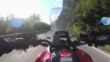 POV Bisikletçisi Avusturya 'nın Sunny Mountain Yolu' nda Motosiklet Sürüyor