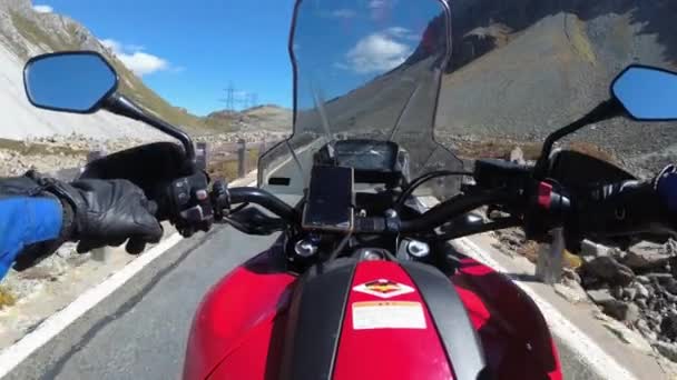 POV Biker Rides on Motorbike by Scenic Mountain Pass w Alpach Szwajcarskich, Moto Trip — Wideo stockowe