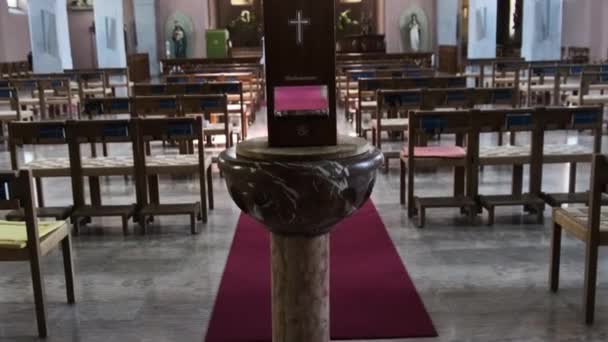 Catedral Católica vacía por dentro, Bancos de madera para oraciones, Interior de la Iglesia — Vídeo de stock