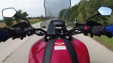 Motosikletli POV Avusturya 'daki Asfalt Yolu' nda Motosiklet Sürüyor