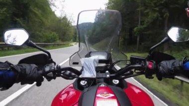 Bisikletli POV Avusturya 'da Manzaralı Dağ Yolu' nda Motosiklet Sürüyor