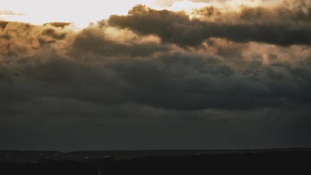 Atardecer dramático en el cielo a través de nubes de cúmulos recubiertas de naranja, Timelapse — Vídeos de Stock
