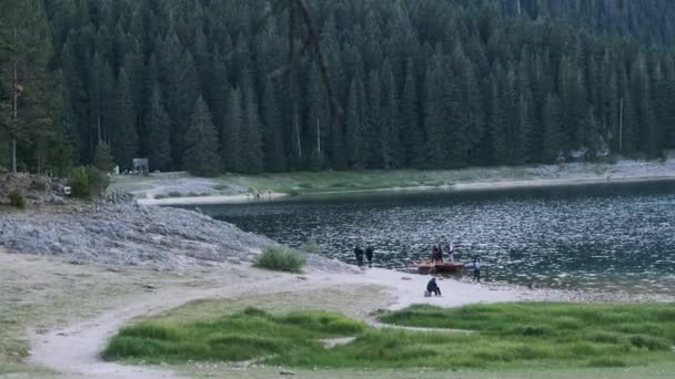 Черное озеро в Монтенегро, Фамик Вью Маунтин Црно Жезеро в Дурмиторском парке — стоковое видео