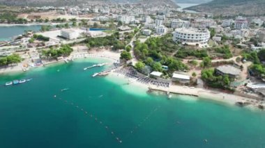 Arnavutluk 'taki Ksamil Adaları' nda Turkuaz Suyu ile Havacılık Manzarası Egzotik Plajı