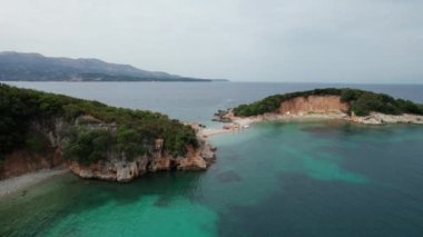 Arnavutluk 'un Turkuaz Suyu ile Ksamil Adalarındaki Tropikal Plajın Hava Görüntüsü