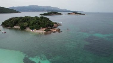 Arnavutluk 'un Turkuaz Suyu ile Ksamil Adalarındaki Tropikal Plajın Hava Görüntüsü