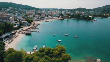 Arnavutluk 'taki Ksamil Adaları' nda Turkuaz Suyu ile Havacılık Manzarası Egzotik Plajı