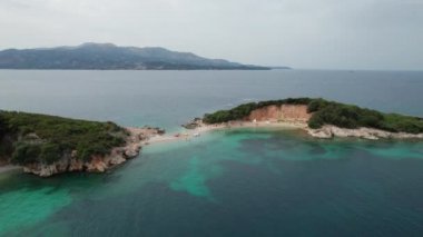 Arnavutluk 'un Turkuaz Suyu ile Ksamil Adalarındaki Tropikal Plajın Hava Görüntüsü
