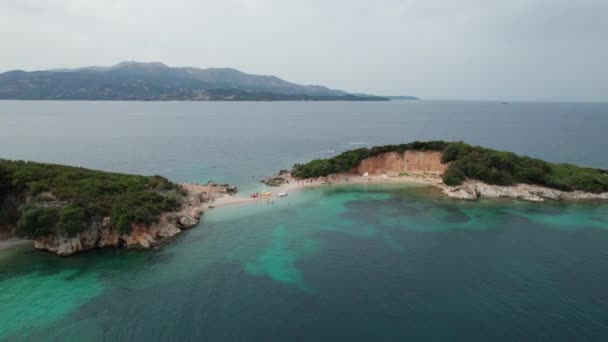 Veduta aerea della spiaggia tropicale delle isole Ksamil con acqua turchese, Albania — Video Stock