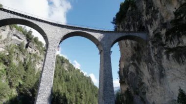 Yazın İsviçre Alplerinde Landwasser Viaduct 'un hava görüntüsü
