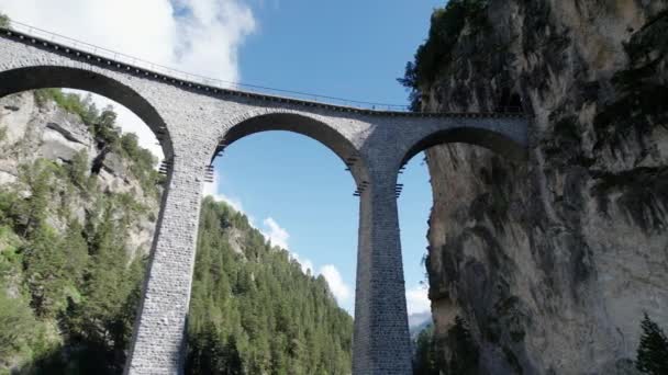 Vista aérea del viaducto de Landwasser en los Alpes suizos en verano — Vídeos de Stock