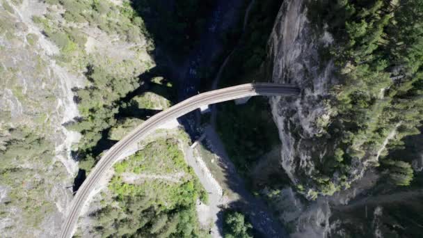 Vue Aérienne du Viaduc Landwasser dans les Alpes Suisses en été — Video