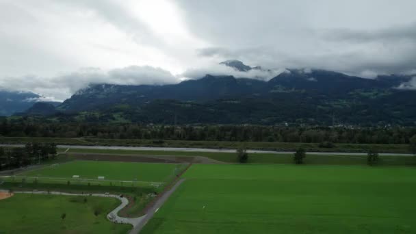 Liechtenstein házak zöld mezők az Alpok Mountain Valley, légi kilátás — Stock videók