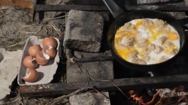 Turist Kampı Kızartma Tavasında Tavuklu Çırpılmış Yumurta, Doğa
