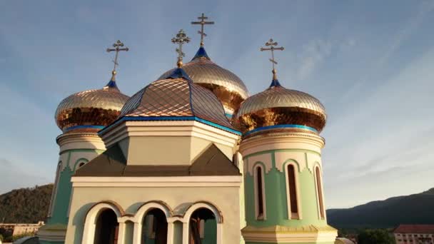 Christelijke Kerk bij zonsondergang, Luchtfoto, Tempel in de Transcarpathie, Oekraïne — Stockvideo