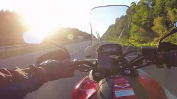 Motorradfahrer auf Motorrad fährt auf einer schönen Landschaft Bergstraße, POV — Stockvideo