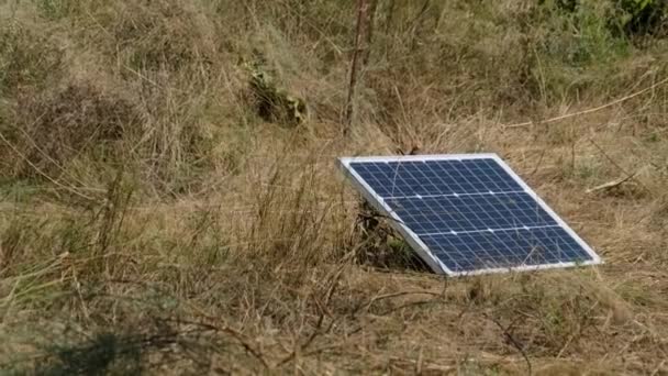 Портативна сонячна панель змонтована на землі та генерує енергію на відкритому повітрі — стокове відео