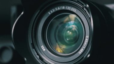 Kamera Mercekleri Dönüyor, Işıklar Camdan Yansıyor, Robot Kamera Hareketi