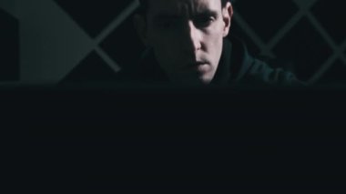 Genç Adam Evdeki Karanlık Oda 'da Dizüstü bilgisayar ekranına bakıyor, Erkek Okuma