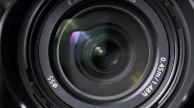 Kamera Mercekleri Dönüyor, Işıklar Camdan Yansıyor, Robot Kamera Hareketi