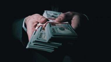 Üç deste 10000 Amerikan Doları Siyah Arkaplanda Erkek Eller Paketinde